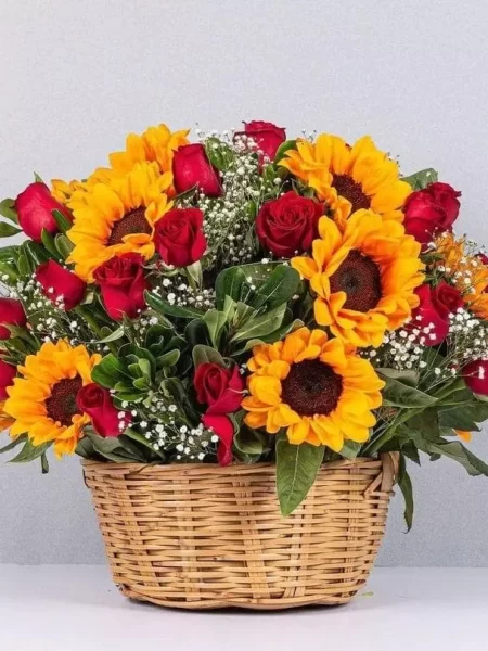 Canasta Jardín de girasoles y Rosas